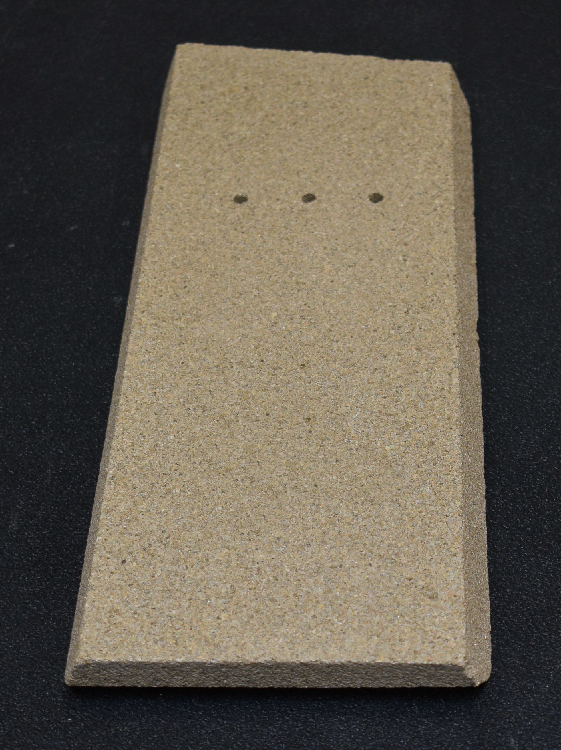 Justus Mino pierre de plaque arrière gauche B